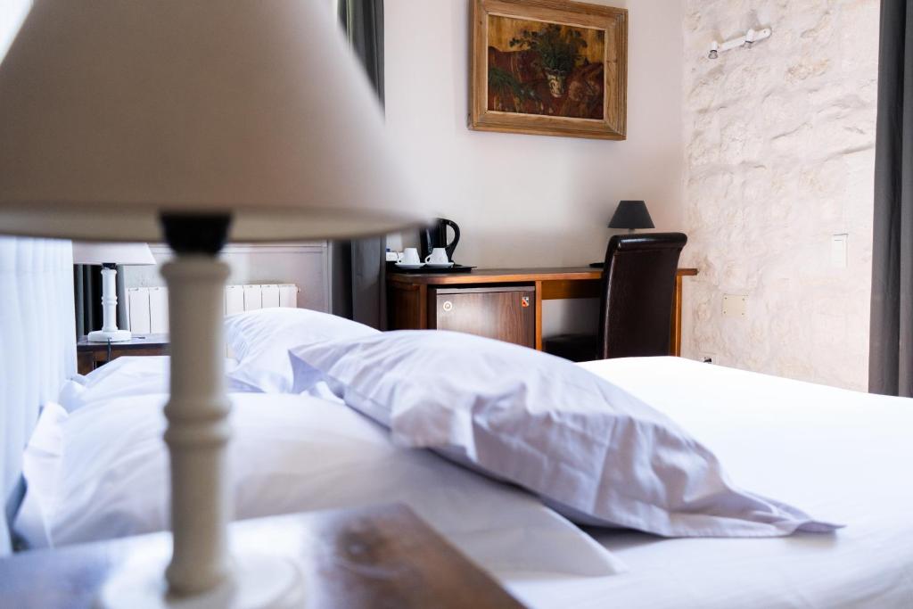 Postel nebo postele na pokoji v ubytování Logis Hôtel - Restaurant Résidence Les Cèdres