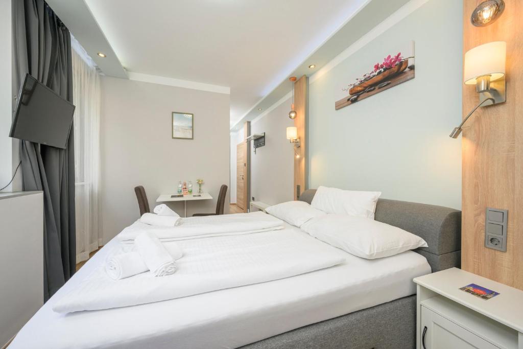 Palais Pálffy Apartments Vienna - Resim 18