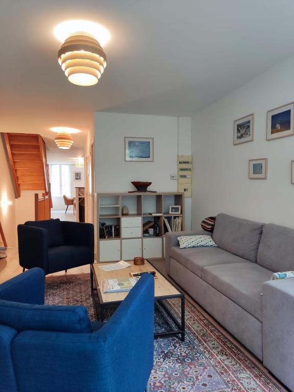 un salon avec un canapé et une table dans l'établissement Duplex en centre-ville, à Morlaix