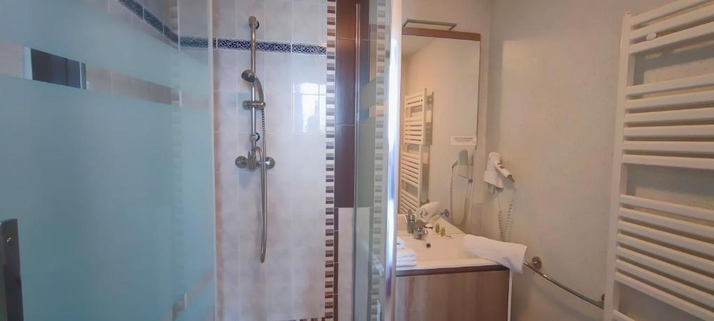 Logis Grand Hotel Pelisson - Standard-Dreibettzimmer