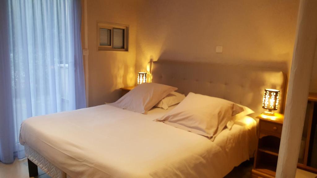 Postel nebo postele na pokoji v ubytování Logis Hôtel - Restaurant Résidence Les Cèdres