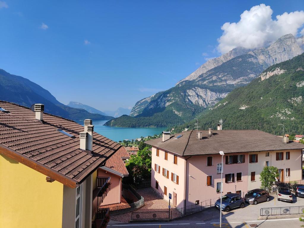 a view of a town with mountains and a lake at Mansarda Belvedere in Molveno