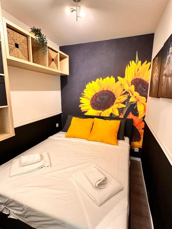 - une chambre avec un lit recouvert de tournesols dans l'établissement Studio Coeur Delille FSHH, à Nice