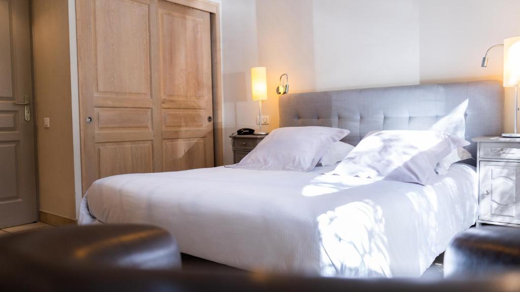 Postel nebo postele na pokoji v ubytování Logis Hôtel - Restaurant Résidence Les Cèdres