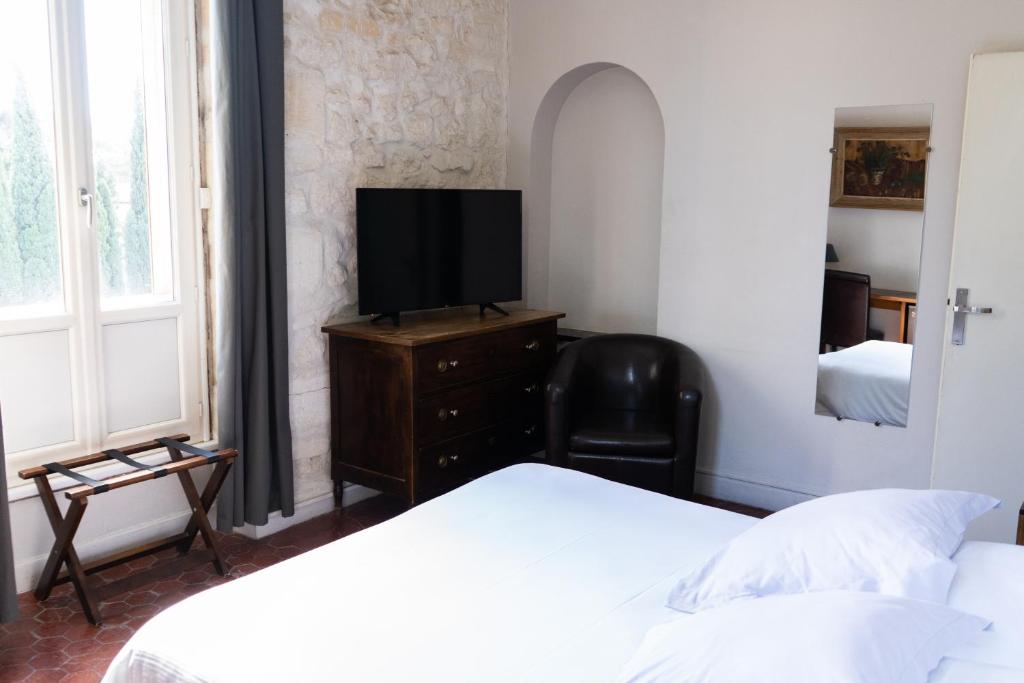 Postel nebo postele na pokoji v ubytování Logis Hôtel - Restaurant Résidence Les Cèdres