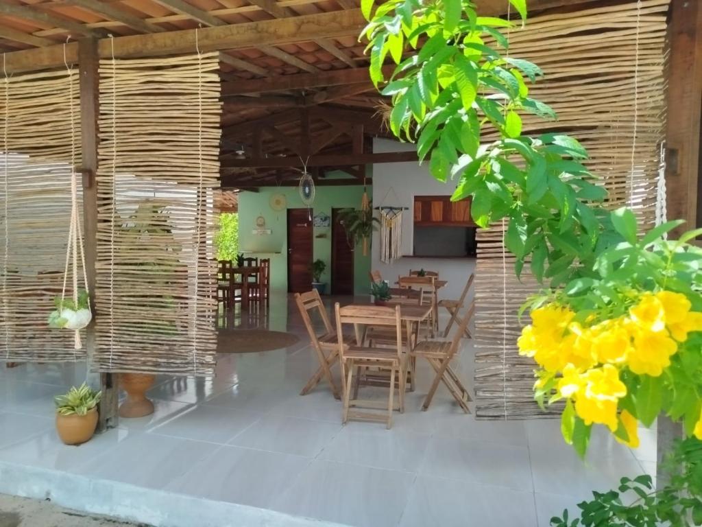 a patio with a table and chairs in a house at Pitico - Pousada Icaraí Kite Village in Icaraí
