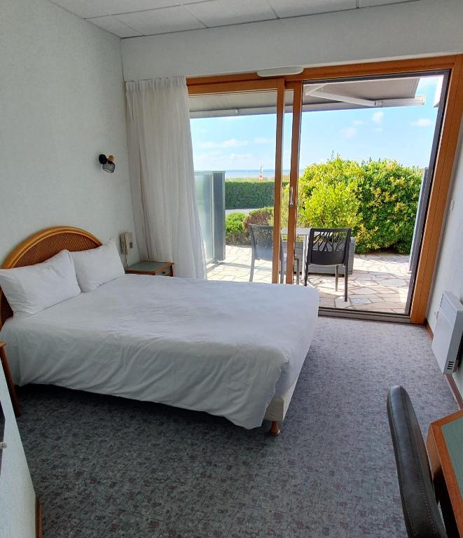 Postel nebo postele na pokoji v ubytování Hôtel l'Albatros