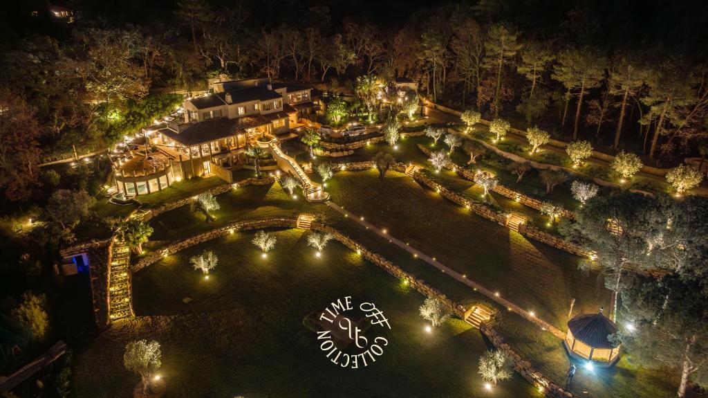 una vista dall'alto di un parco di notte con un orologio di Domaine du Manouiyé by Time Off Collection a Gassin