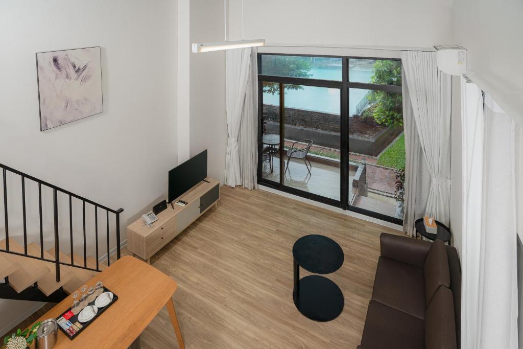 
Deluxe Two-Bedroom Suite with One Queen Bed and Two Single Beds - Duplex/Poolside
