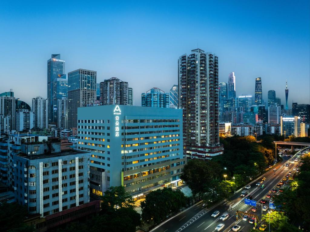- Vistas al perfil urbano por la noche con tráfico en Atour Hotel Guangzhou Tianhe Sports Center - Free Shuttle bus to Canton Fair Hall & Free self-service laundry & Free midnight snack & near canton fair Purchaser certificate office & big shopping mall, en Guangzhou