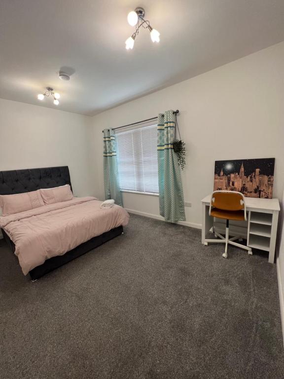 una camera da letto con un letto, una scrivania e una finestra di Southampton Bridge Home by AFL a Northampton