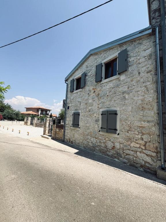 KORONSOVAC House with 4 Apartments - Hizvo