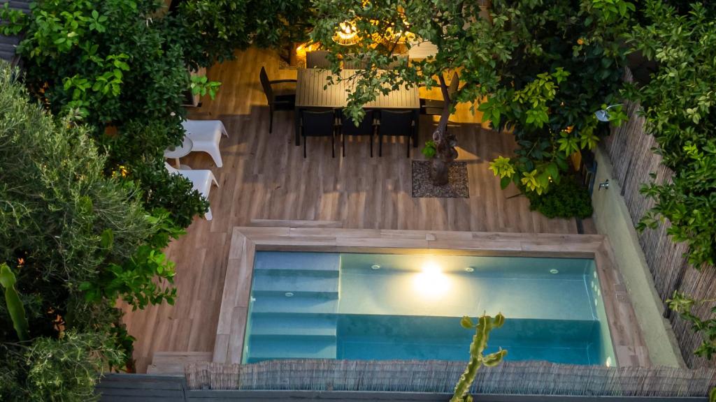 Vonkajšia záhrada v ubytovaní Garden Cellar - Kalamata Mediterranean Villas