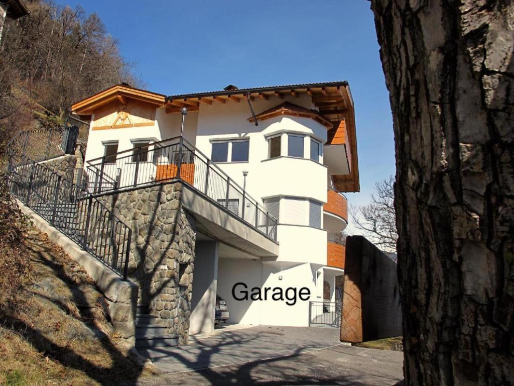 The building in which a vendégházakat is located