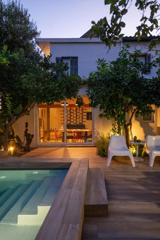 Bazén v ubytovaní Garden Cellar - Kalamata Mediterranean Villas alebo v jeho blízkosti