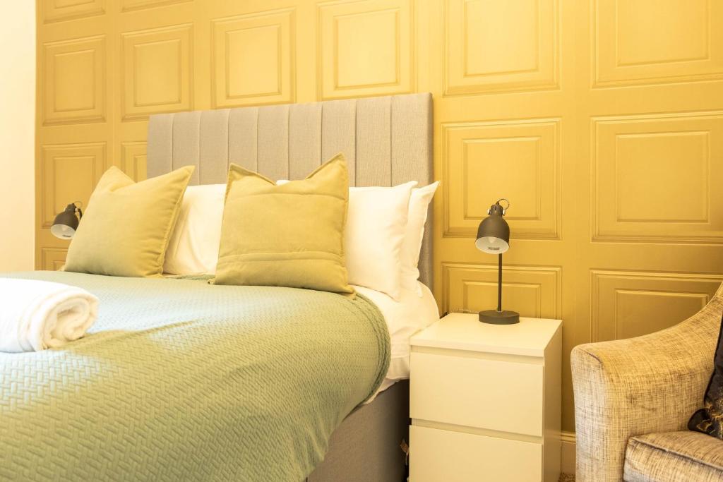 Giường trong phòng chung tại Renton Apartment