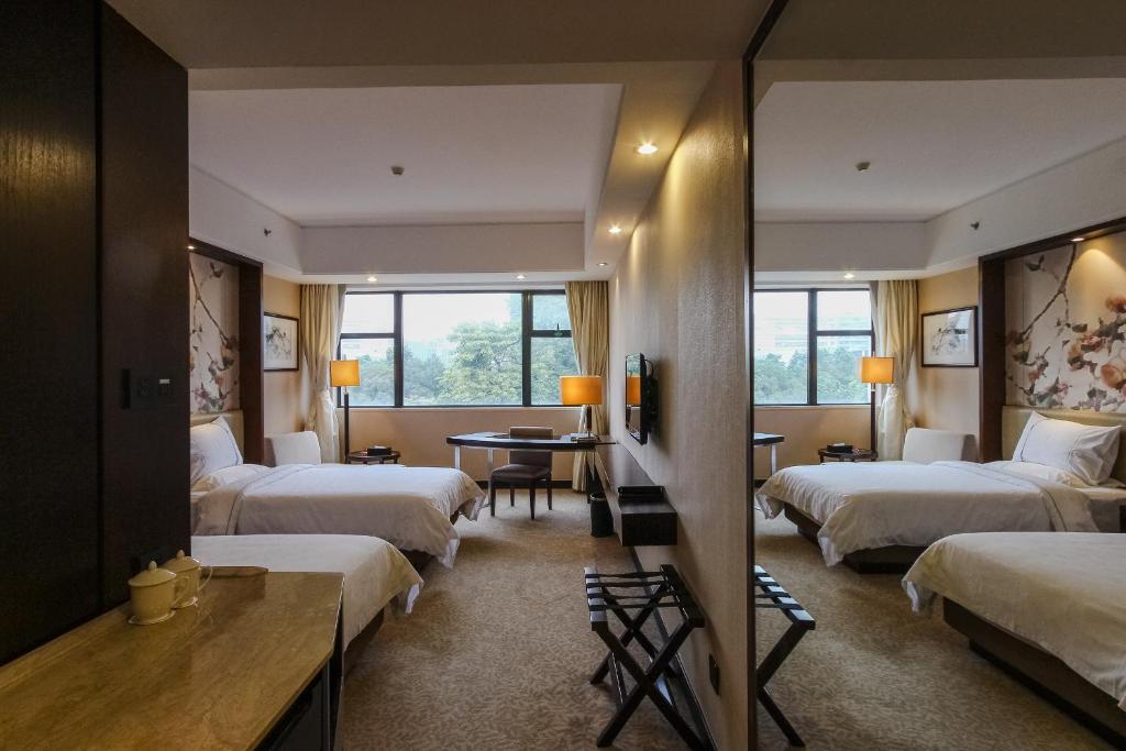 Postel nebo postele na pokoji v ubytování Guangdong Yingbin Hotel-Free Canton Fair Shuttle Bus