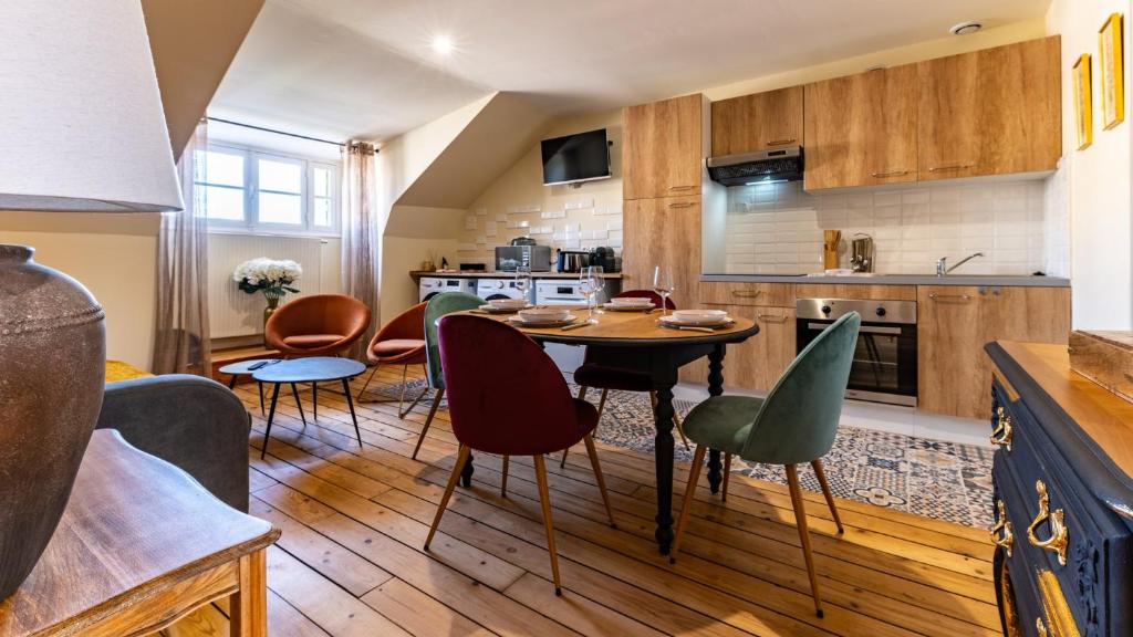 une cuisine et une salle à manger avec une table et des chaises dans l'établissement Rude - Rétro chic, à Dijon