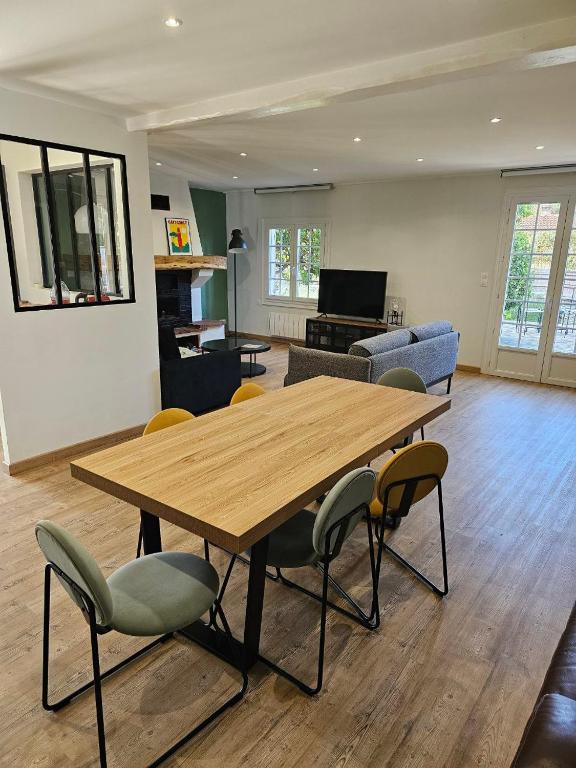 un salon avec une table et des chaises en bois dans l'établissement Villa 47, à Lège-Cap-Ferret