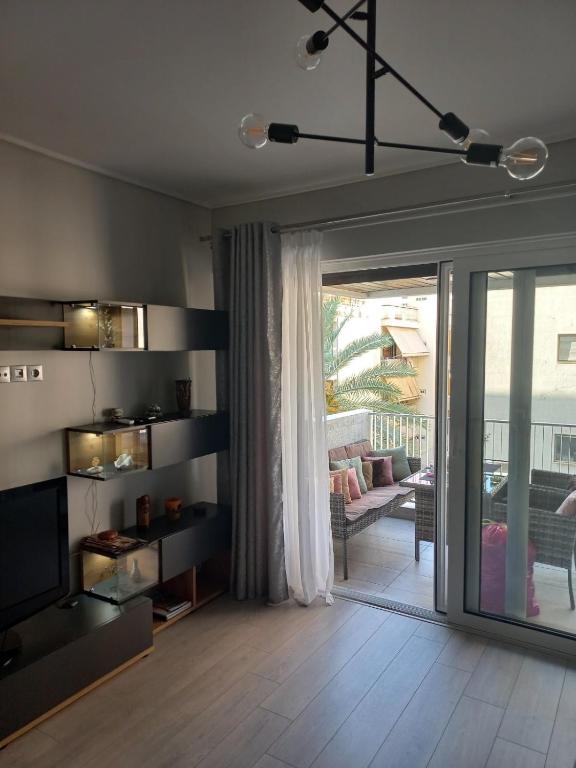 A seating area at Lovely Faliro Apartment next to the sea.
