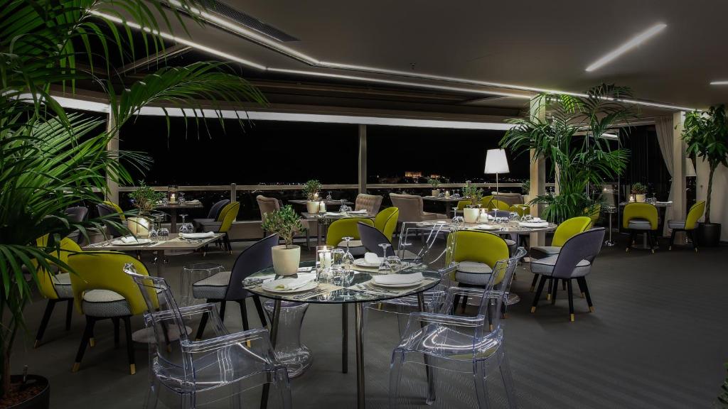 Een restaurant of ander eetgelegenheid bij St George Lycabettus Lifestyle Hotel