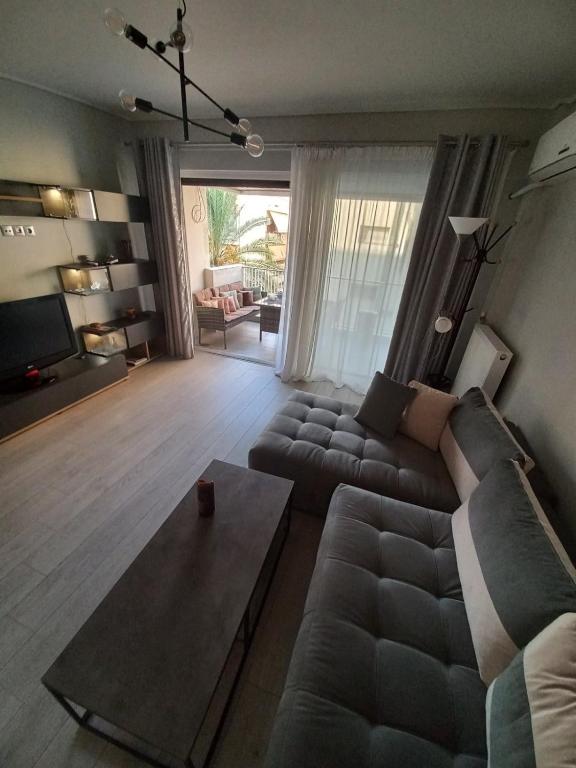 A seating area at Lovely Faliro Apartment next to the sea.