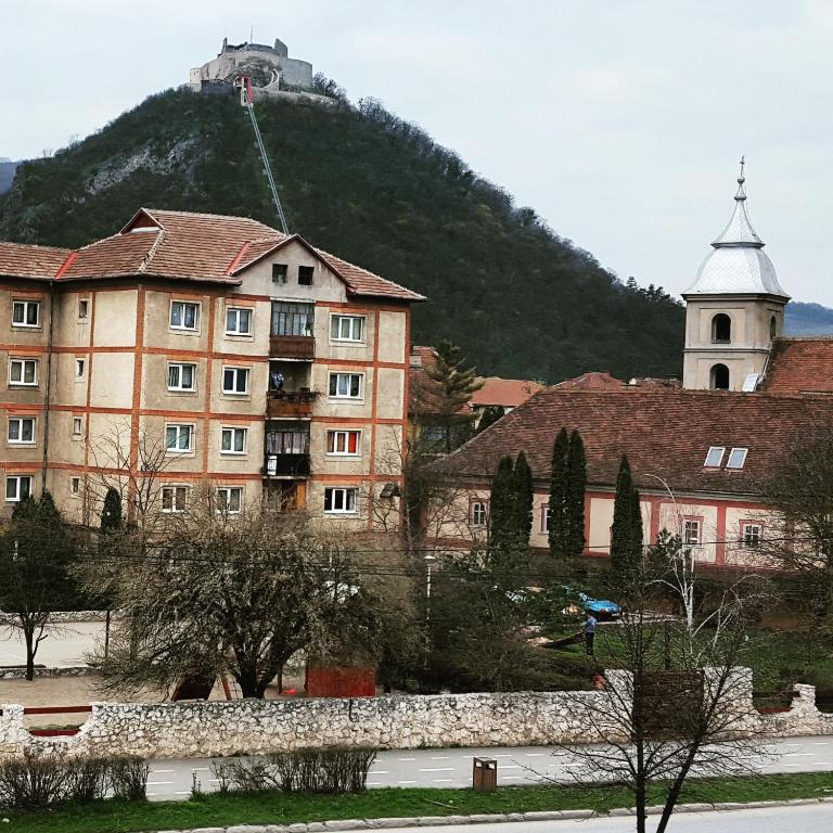 Nespecifikovaný výhled na hory nebo výhled na hory při pohledu z motelu