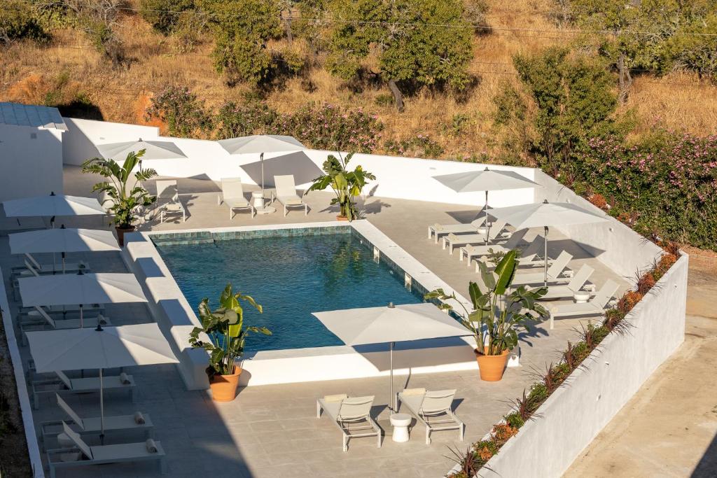 an overhead view of a pool with chairs and umbrellas at Estudios Salinas - Fuseta in Fuzeta