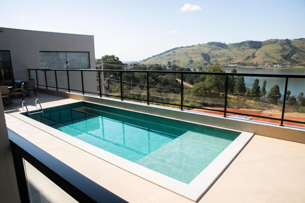a swimming pool on the roof of a house at BellVille Pousada in Capitólio