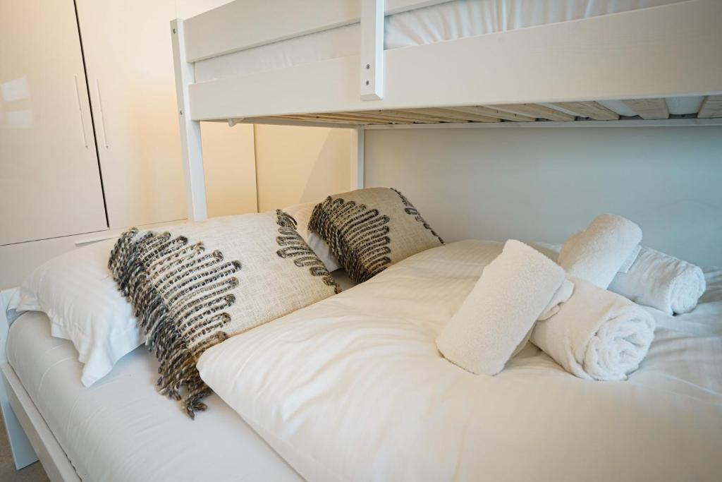 Postel nebo postele na pokoji v ubytování Huswell - Beautiful apartment with communal pool and gym