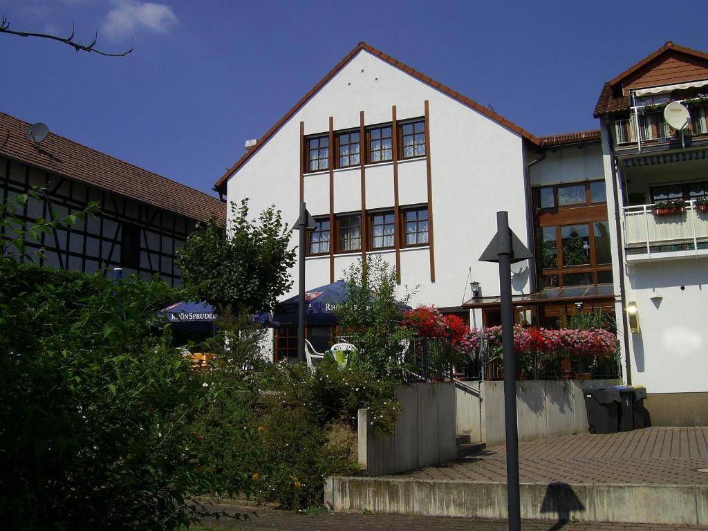 ein großes weißes Gebäude mit Fenstern auf einer Straße in der Unterkunft An der Linde in Eisenach