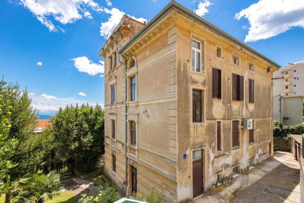 Budova, v ktorej sa apartmán nachádza