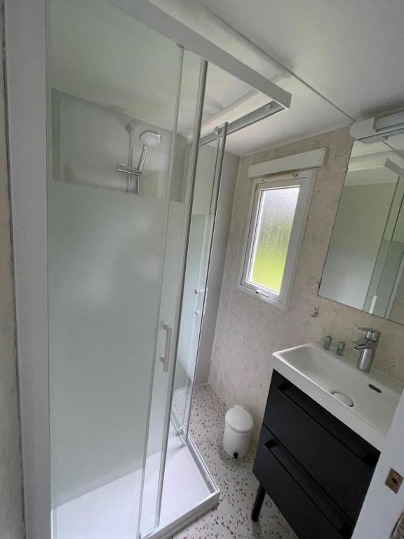 Koupelna v ubytování Auberge de Keringar