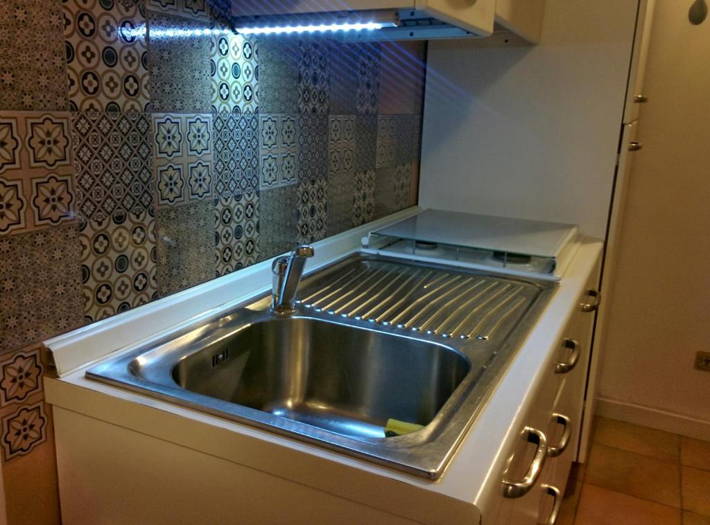fregadero de acero inoxidable en una cocina con encimera en Tortona Design Navigli Milan en Milán