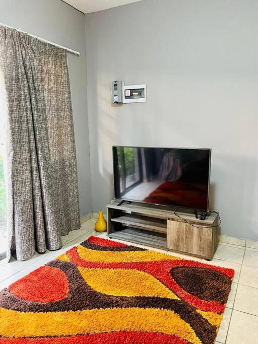 Televisyen dan/atau pusat hiburan di The nest
