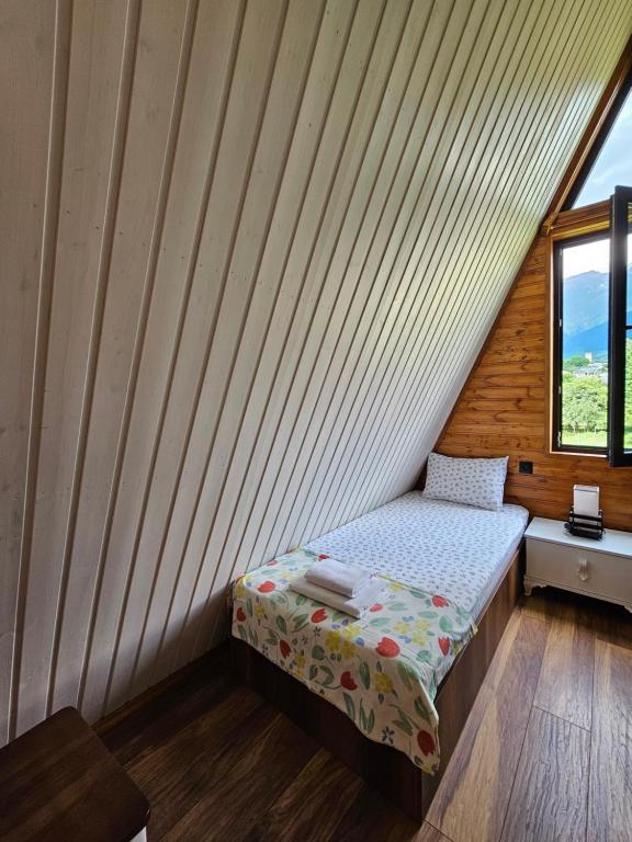 Postel nebo postele na pokoji v ubytování B&B Cottage in Mestia