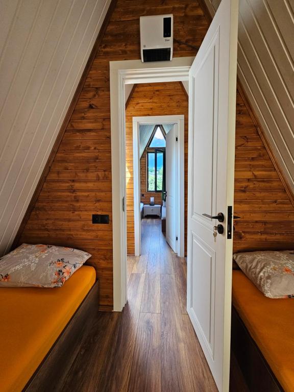 Postel nebo postele na pokoji v ubytování B&B Cottage in Mestia