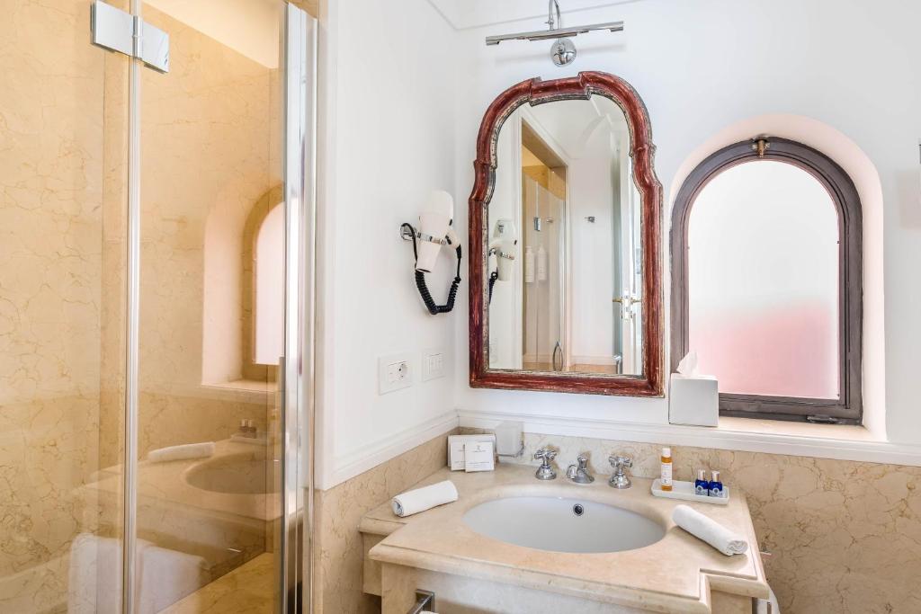 A bathroom at Albergo Miramare Positano