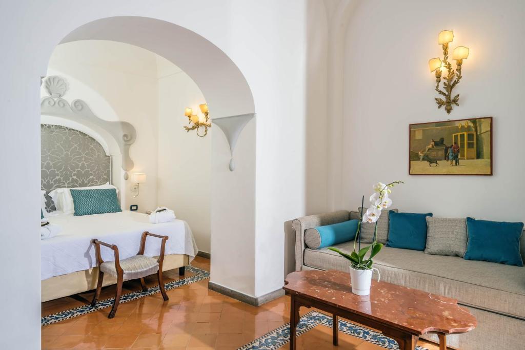 A seating area at Albergo Miramare Positano