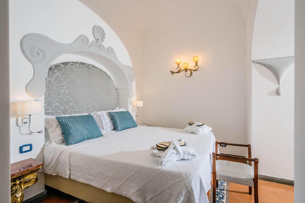 A bed or beds in a room at Albergo Miramare Positano