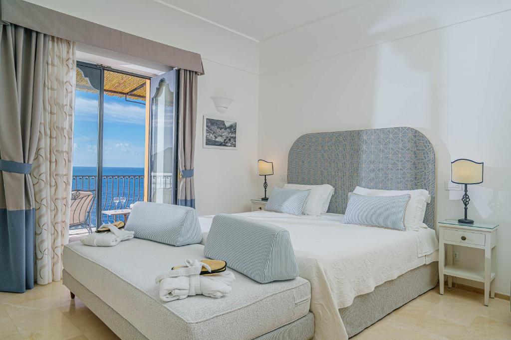 A bed or beds in a room at Albergo Miramare Positano