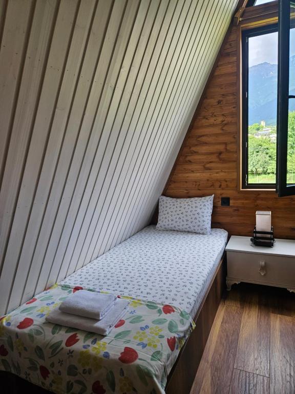 Postel nebo postele na pokoji v ubytování B&B Cottage in Mestia