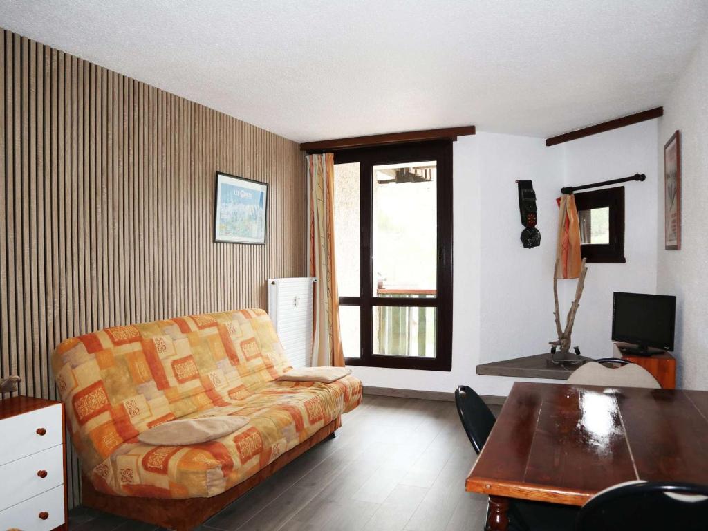 un salon avec un canapé et une table dans l'établissement Studio pour 4 pers, au pied des pistes, vue sud, animaux admis - FR-1-322-55, aux Orres