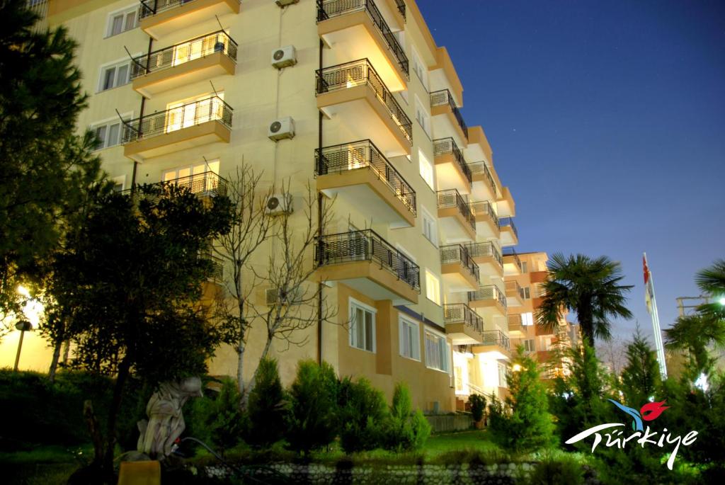 d'un grand bâtiment avec des balcons sur le côté. dans l'établissement Vip Apart Hotel, à Bursa