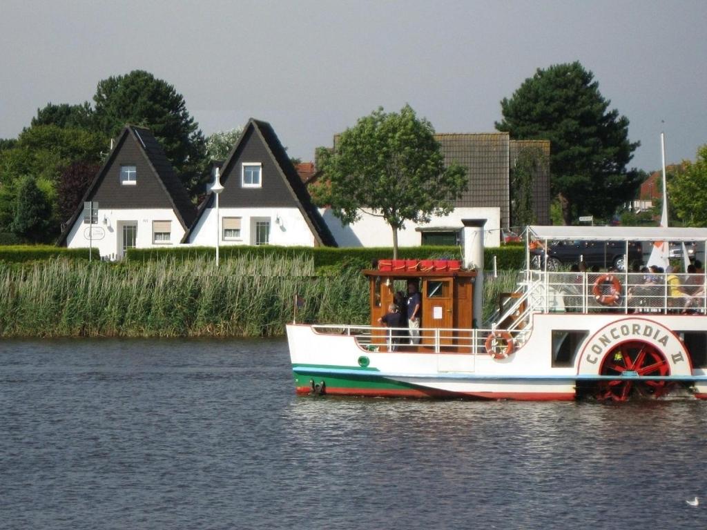 Grietje I rotes Haus links, Wittmund (updated prices 2025)