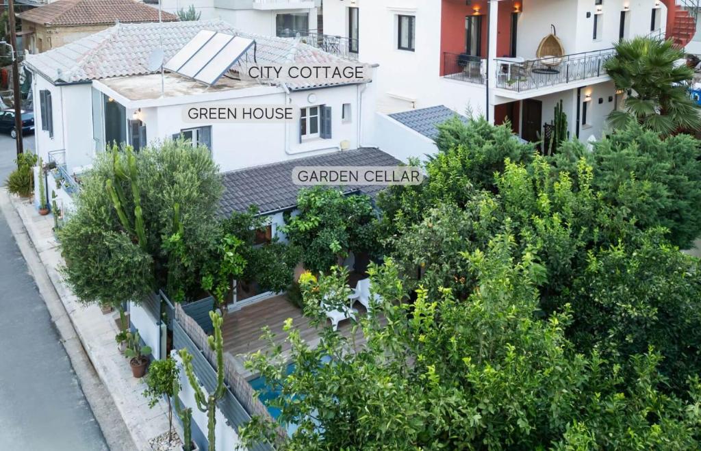 Vonkajšia záhrada v ubytovaní Greenhouse - Kalamata Mediterranean Villas