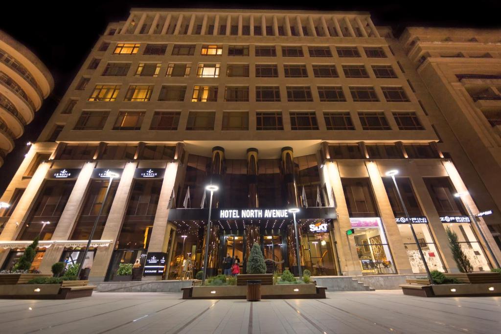 um grande edifício com uma árvore de Natal em frente em North Avenue by Stellar Hotels, Yerevan em Yerevan