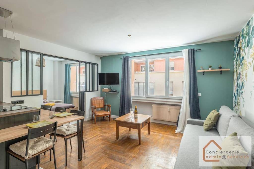 un salon avec un canapé et une table dans l'établissement Évasion Urbaine - Confort Moderne pour 4 Voyageurs, à Lyon