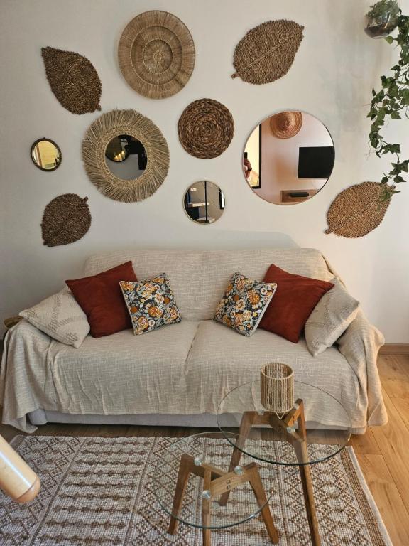 - un salon avec un canapé et des miroirs sur le mur dans l'établissement appartement sérénité, à Grimaud