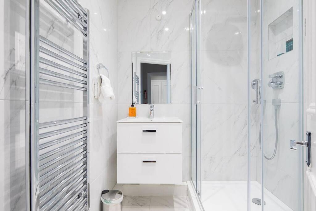 Spacious Family Paddington Flat - Two-Bedroom Apartment